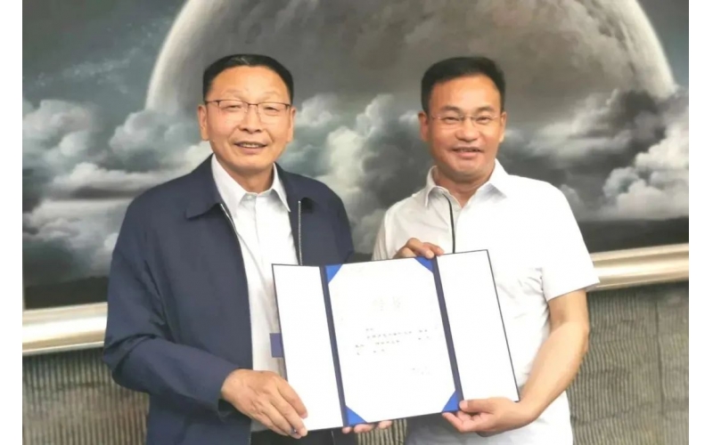 喀什大學(xué)教學(xué)實踐基地在野馬集團(tuán)掛牌 陳剛受聘客座教授