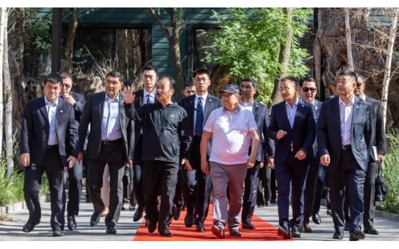 吉爾吉斯共和國(guó)總理阿·扎帕羅夫到訪(fǎng)野馬集團(tuán)