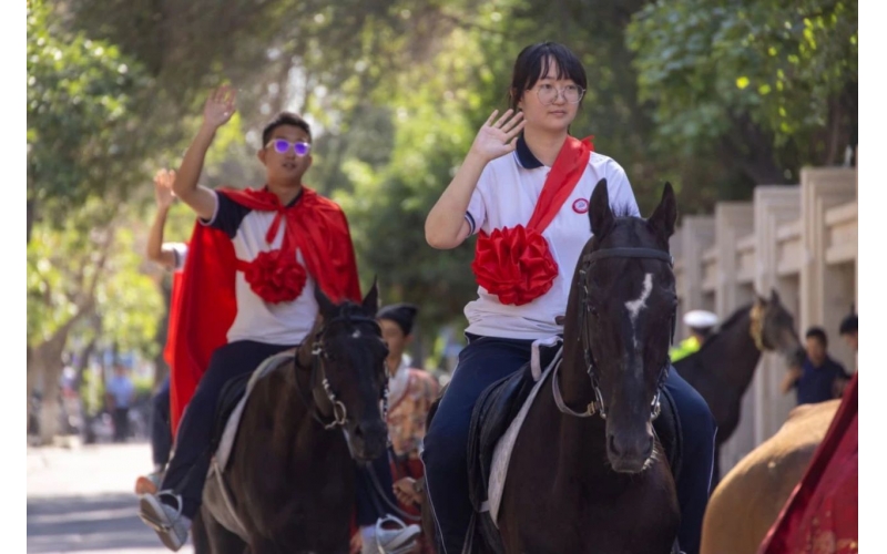 披紅掛花，打馬游街，新疆人送喜報好有儀式感